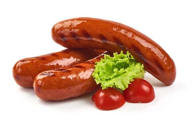 Grilled sausages with lettuce and tomatoes